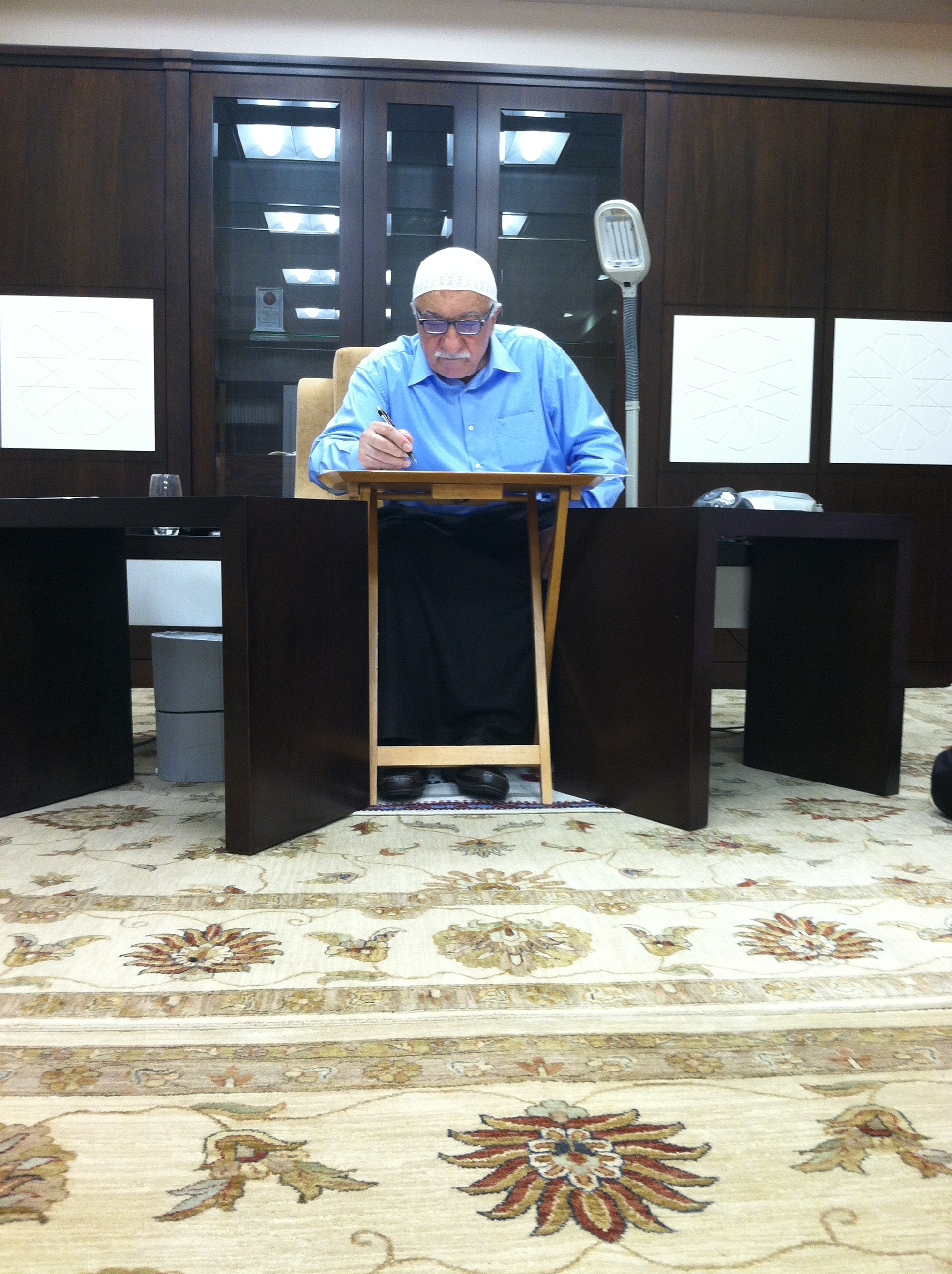 Muhterem Fethullah Gülen Hocaefendi ders yaptığımız salonda dergi yazılarıyla alakalı çalışırken