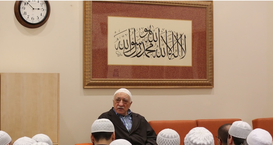 Muhterem Fethullah Gülen Hocaefendi 
 Namaz sonrasında